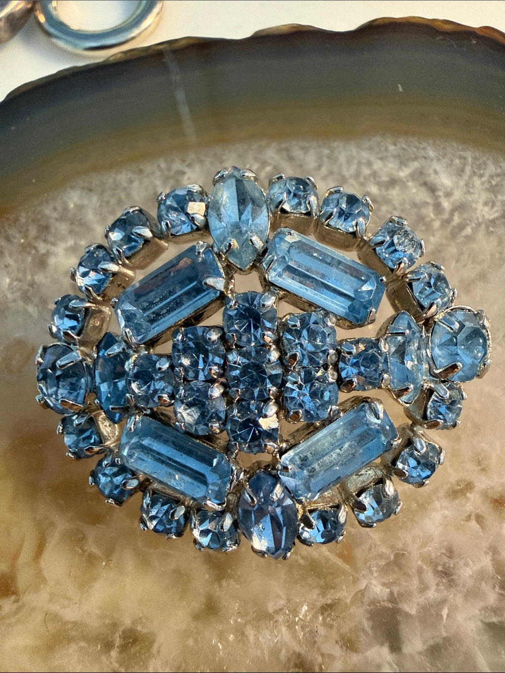 Vintage Blue glass oval Brooch 1.5” x 1.25” 40cm x 30cm Guc